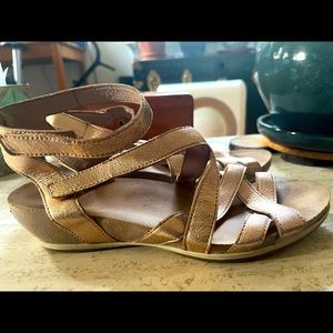 Barely worn dansko sandals size 39, rose gold